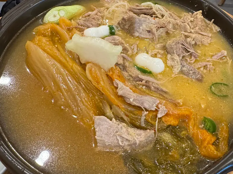 뽀얀 국물이 인상적인 묵은지김치찜