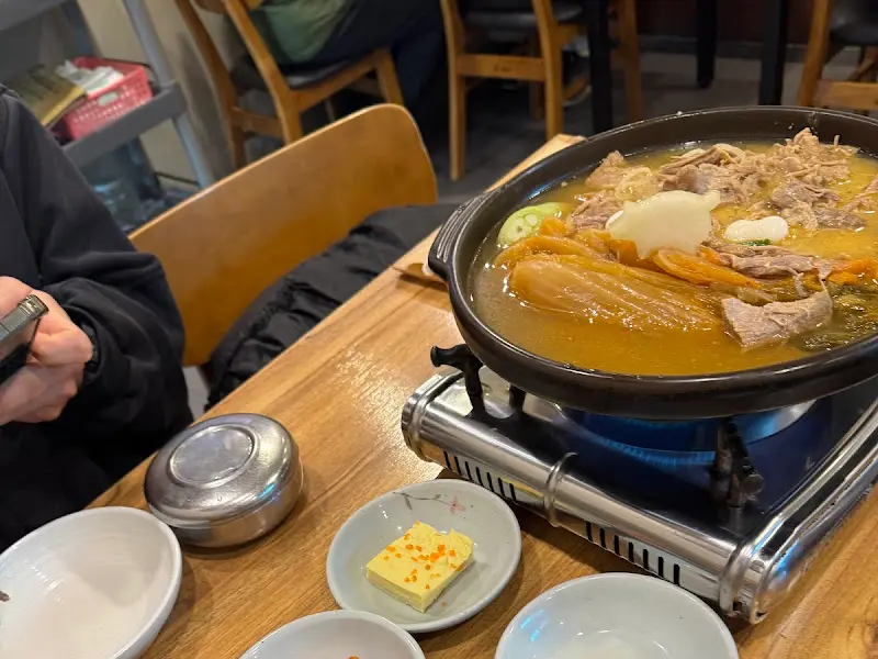 테이블 위에서 보글보글 끓는 김치찜