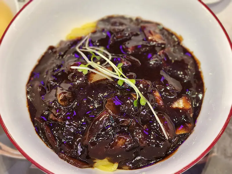 윤기가 흐르는 짜장면