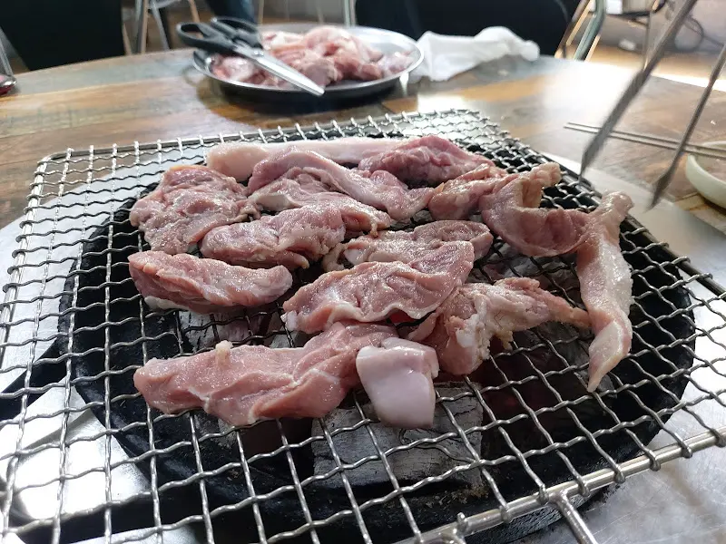 불판 위에 올려진 머릿고기