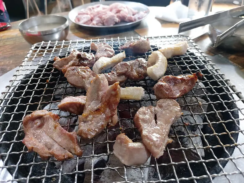 숯불 위에서 익어가는 머릿고기