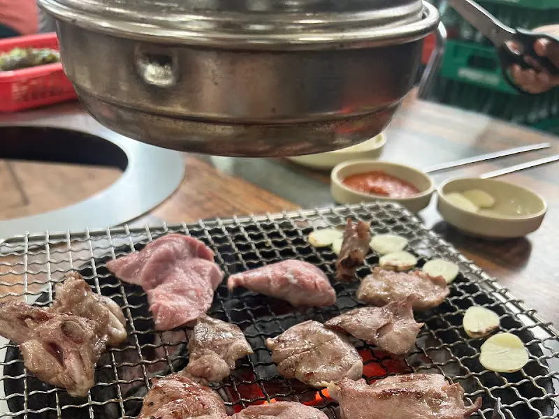 불판과 곁들임 메뉴