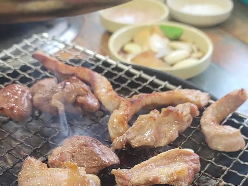 숯불 위에서 익어가는 머릿고기