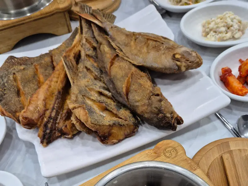 푸짐하게 담겨 나온 생선구이 한 접시