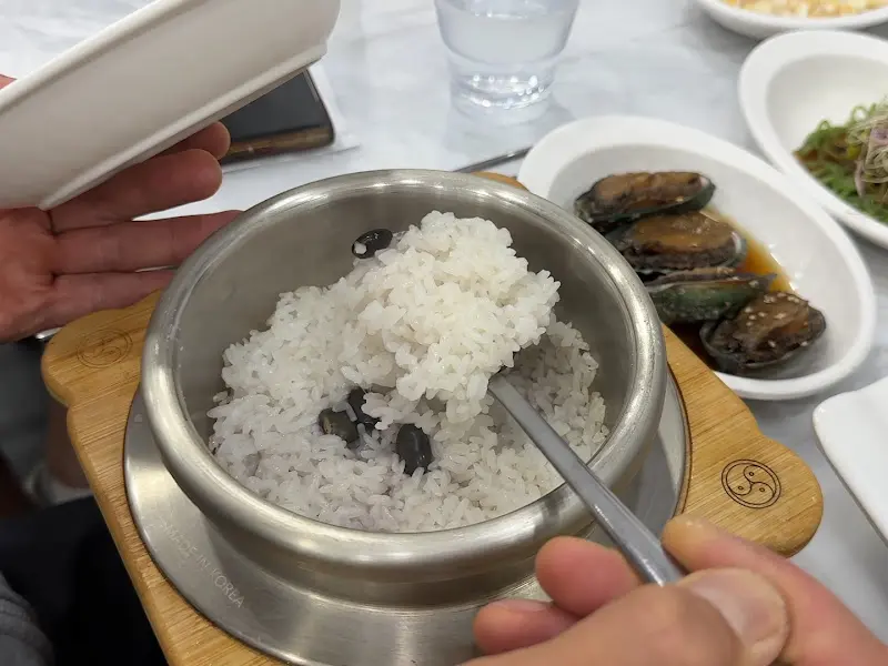 갓 지은 윤기 흐르는 솥밥