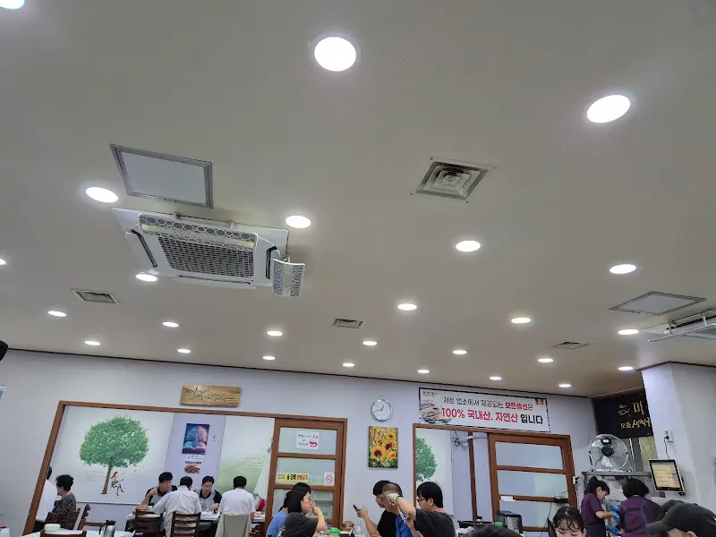 깔끔한 식당 내부