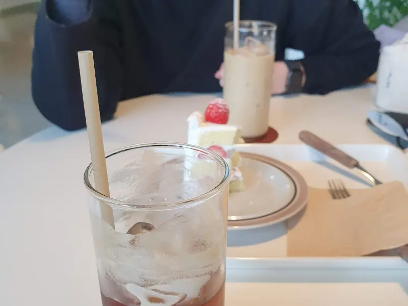 딸기케이크와 아이스 아메리카노