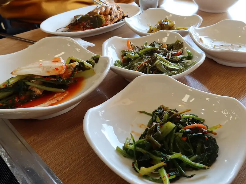 정갈하게 담겨 나온 밑반찬들