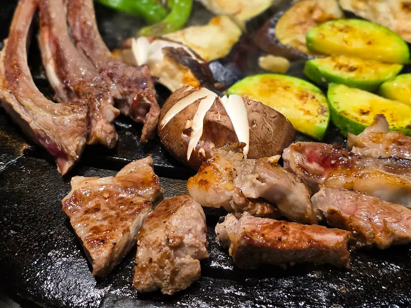 숯불 위에 구워지는 흑염소 뼈대갈비