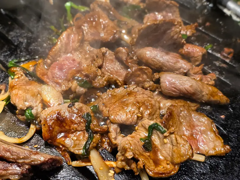 철판 위에서 익어가는 흑염소 불고기