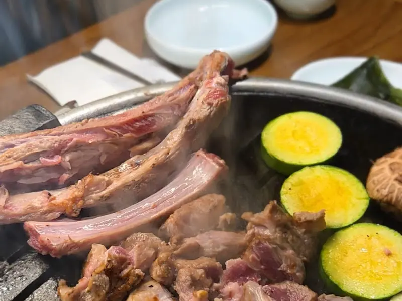 숯불 위에 올려진 흑염소 뼈대갈비
