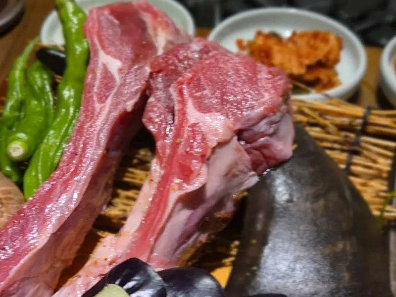 신선한 흑염소 뼈대갈비