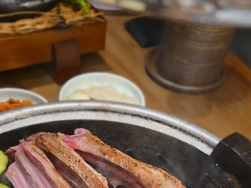 숯불 위에서 익어가는 흑염소 갈비