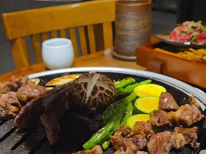 잘 익은 흑염소 갈비 한 점