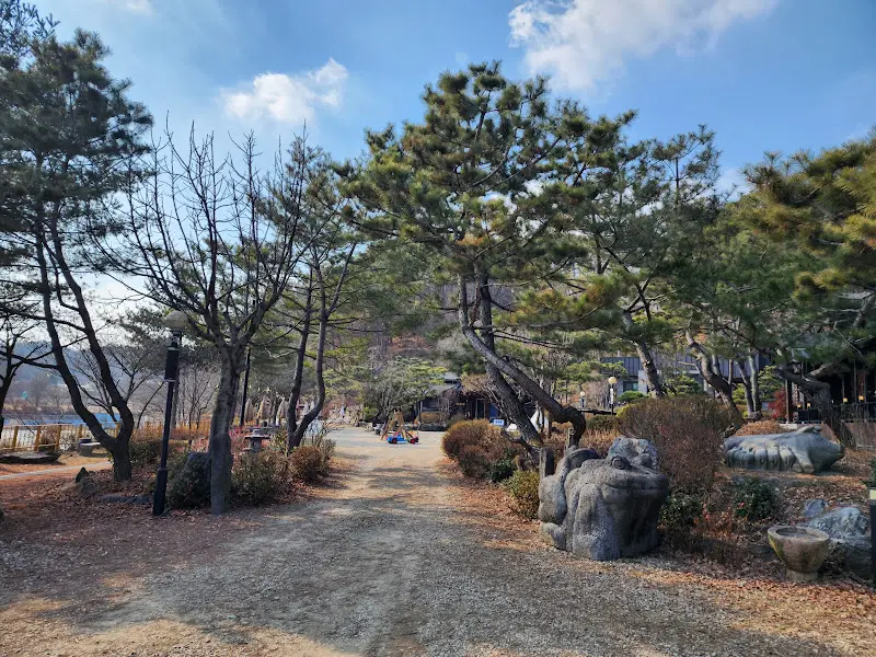 카페로 향하는 길