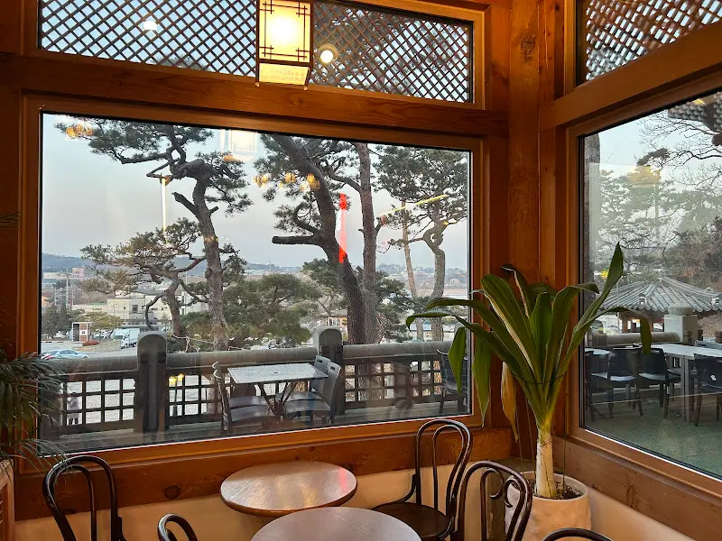 전통 문양 창살 너머로 보이는 혜경궁 카페의 풍경