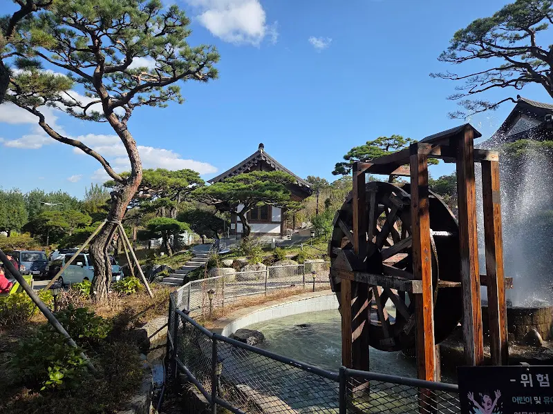 혜경궁 카페 정원에 있는 물레방아