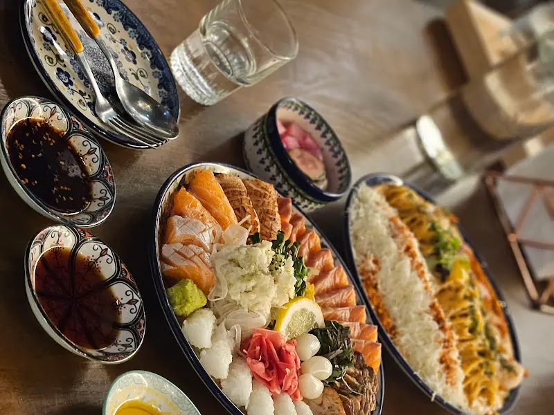 연어 모둠과 로제 파스타의 환상적인 조합