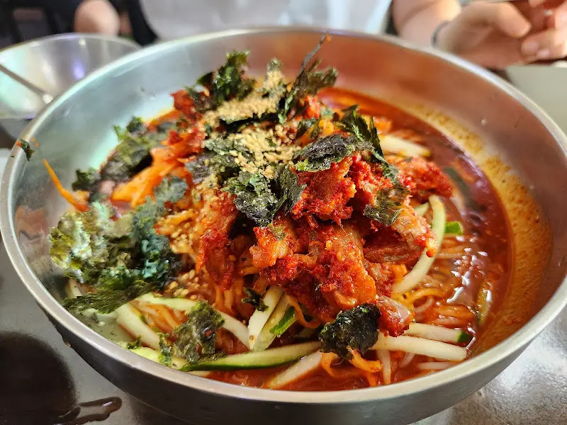 푸짐한 비빔국수