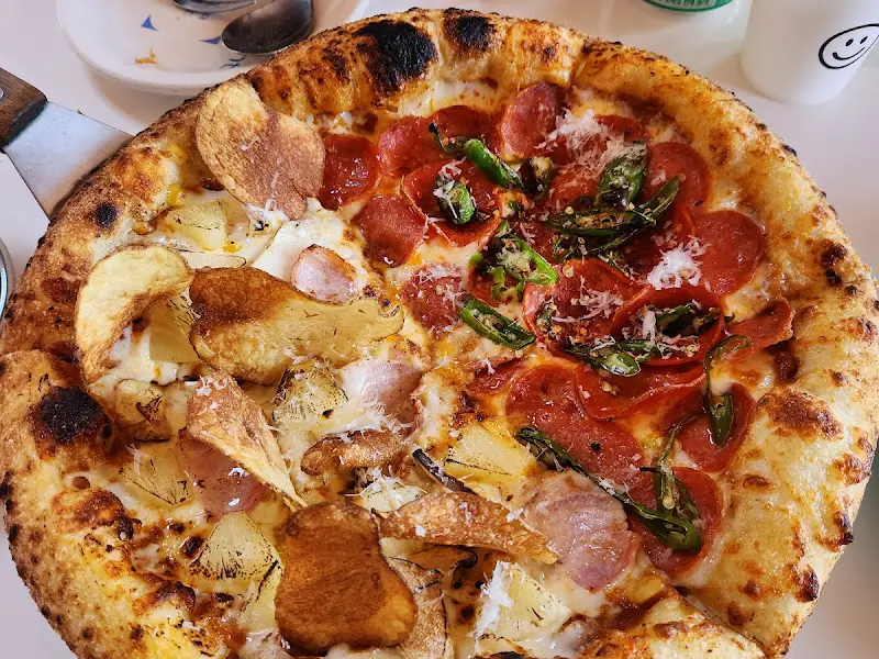 다양한 토핑이 올라간 피자