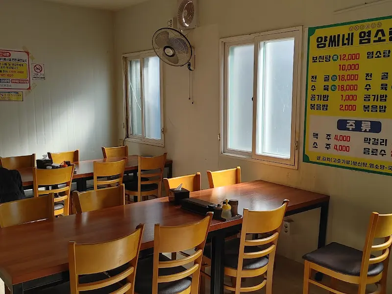 넓고 테이블 간 간격이 넓은 실내