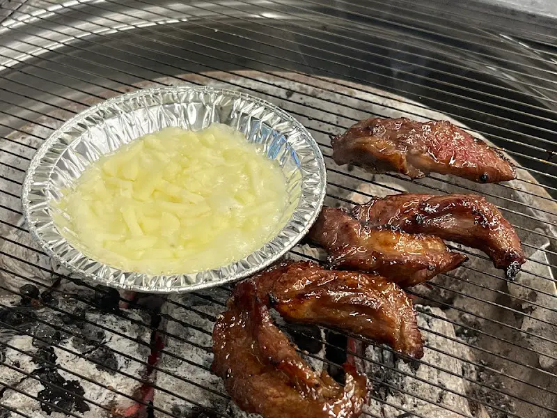 구워지는 고기와 치즈