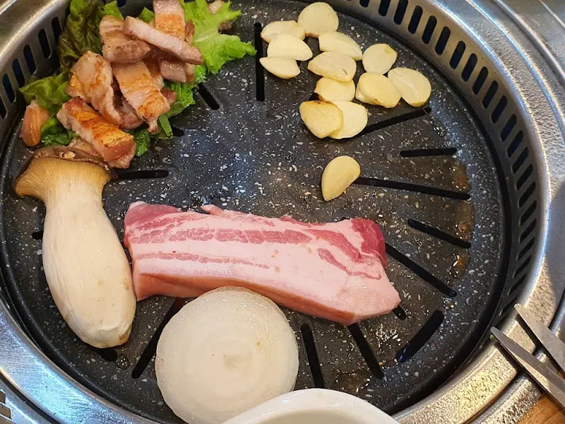 숯불 위에서 구워지는 흑돼지