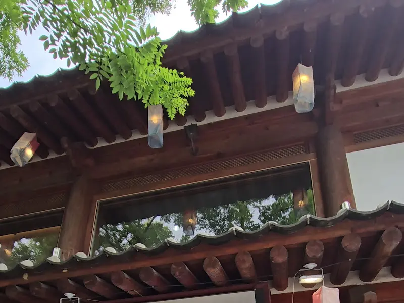 전주는전주다 외관에 걸린 청사초롱