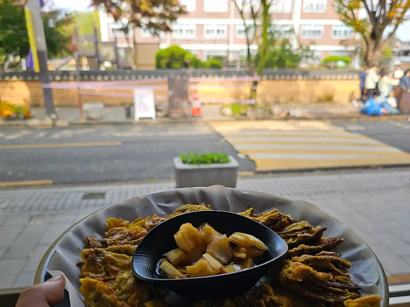 해물파전의 바삭함이 느껴지는 비주얼