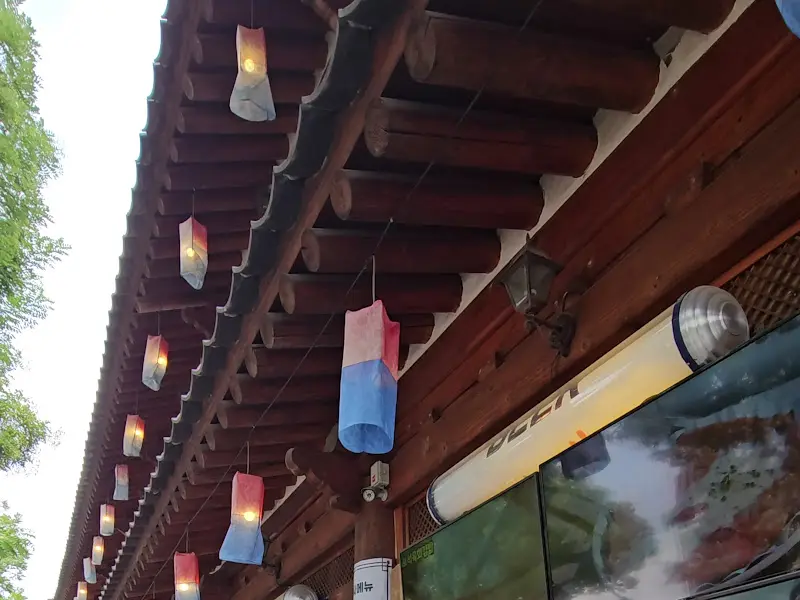 청사초롱이 줄지어 걸린 처마