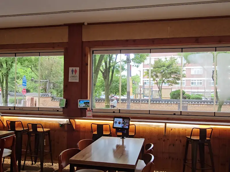 2층 창가 좌석에서 바라본 한옥마을 풍경