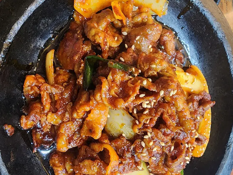 돌솥에 담겨져 나오는 고추장 불고기