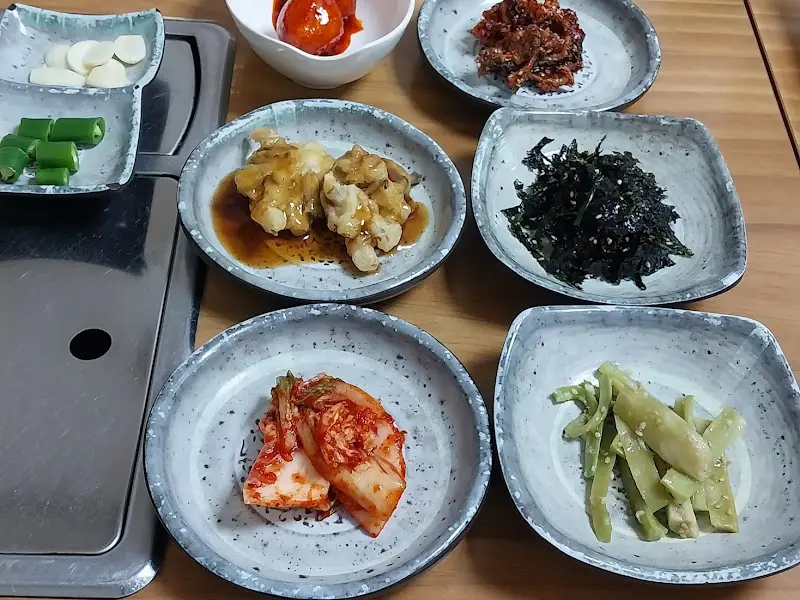 정갈하게 담긴 밑반찬들