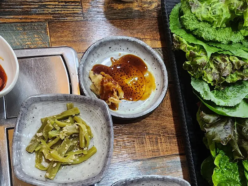 쌈 채소와 쌈장, 샐러드의 모습