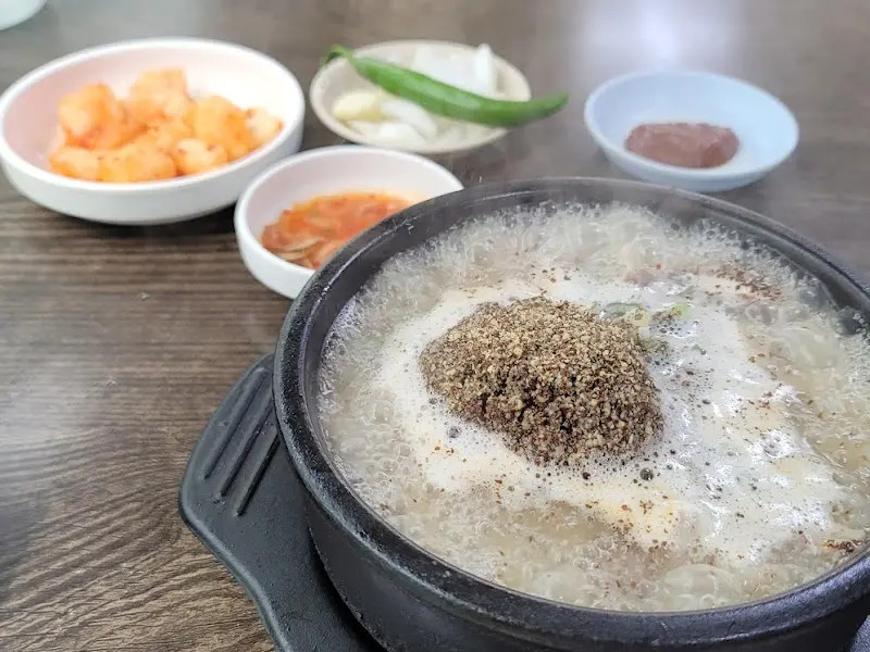 햇빛촌 순대국과 깍두기