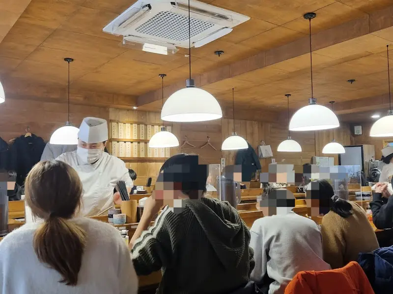 톤쇼우 내부 다찌 테이블