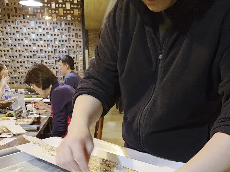 직원이 갈치 가시를 발라주는 모습