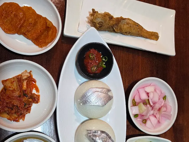 정갈하게 담겨 나온 밑반찬들