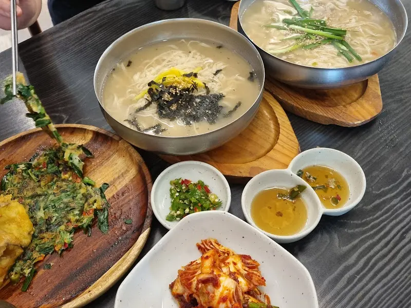 칼국수와 곁들임 메뉴