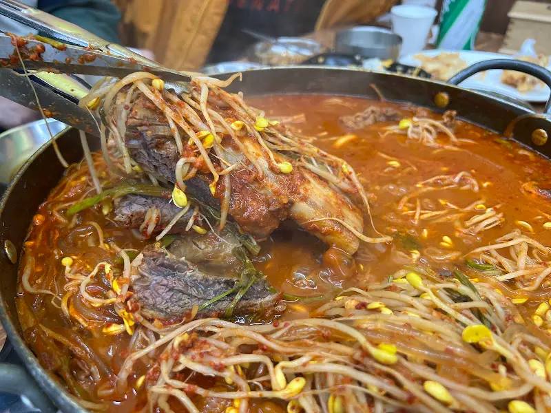 물갈비 속 갈비를 집어 올리는 모습