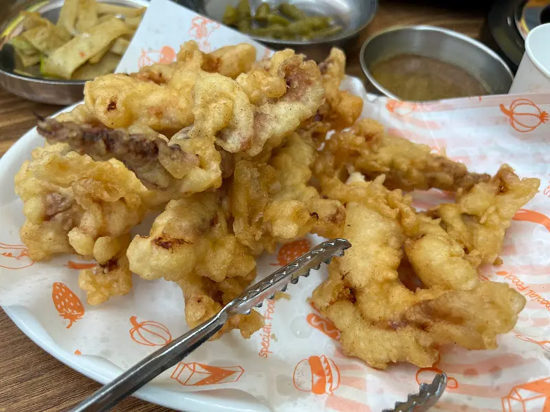 갓 튀겨져 나온 오징어 튀김