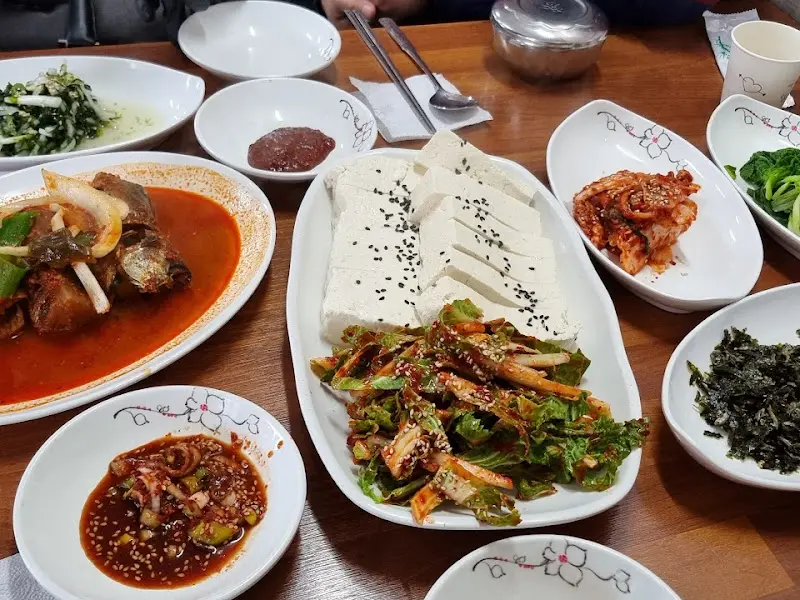 푸짐한 밑반찬과 차돌 청국장