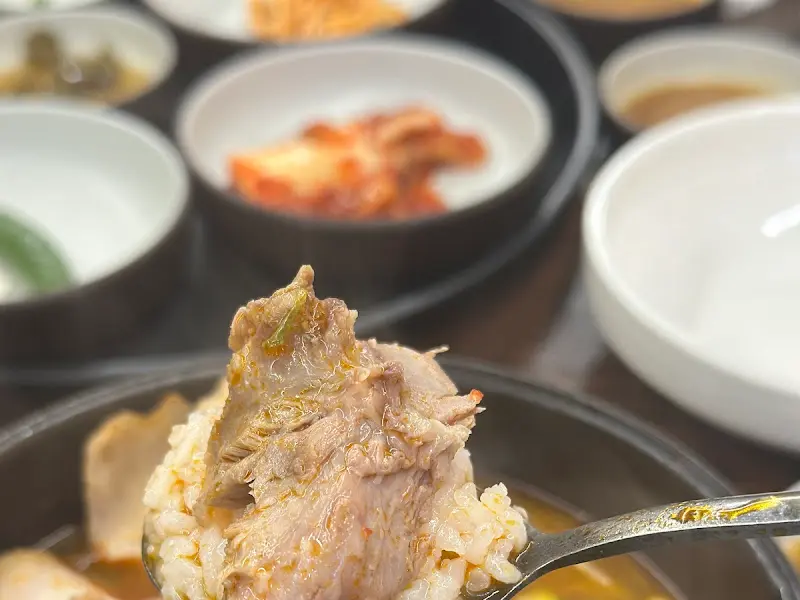 한 숟갈 가득 퍼올린 내장과 밥의 조화