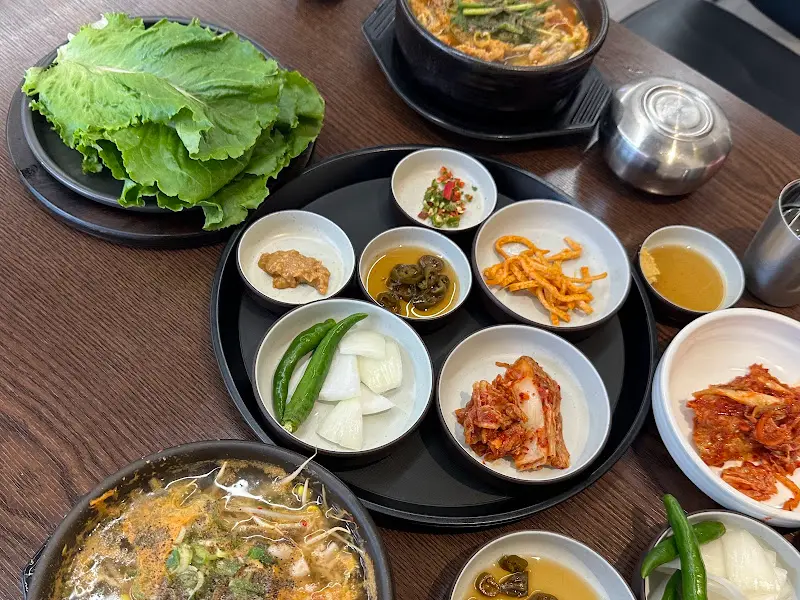 항정수육과 싱싱한 쌈 채소, 그리고 정갈한 밑반찬들