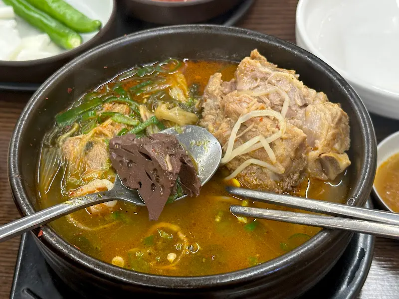 선지와 내장이 듬뿍 들어간 한우내장탕