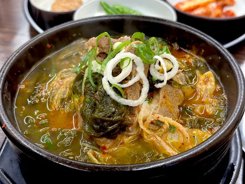 푸짐한 뼈다귀 해장국 비주얼