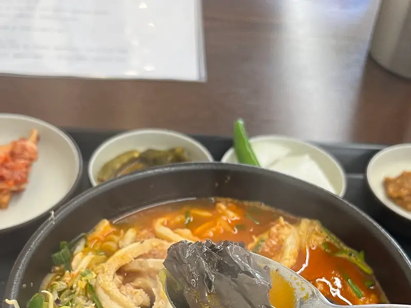 숟가락 위에 올려진 신선한 선지