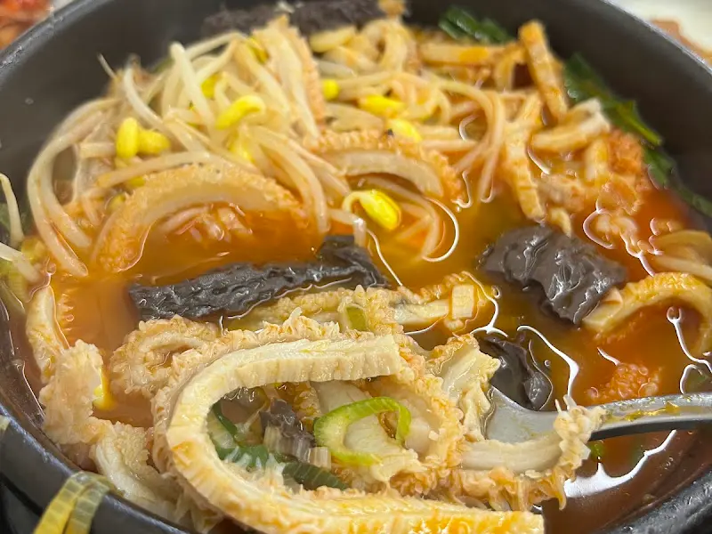 푸짐한 내장과 콩나물이 가득한 내장탕