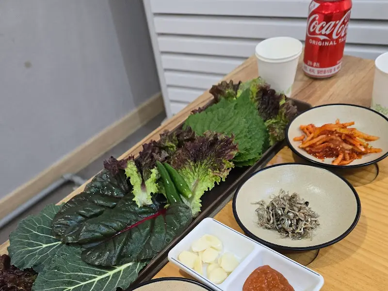 다양한 쌈채소가 신선하게 제공되는 모습