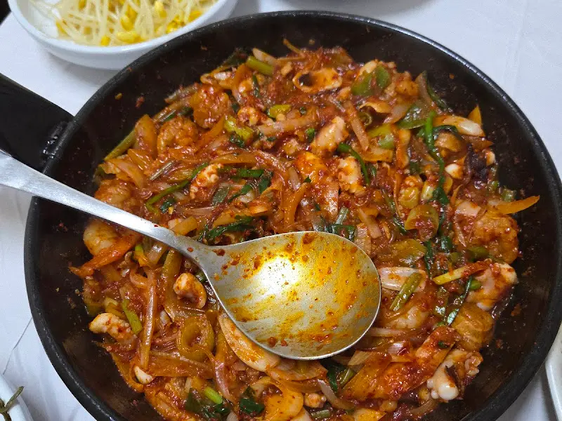 매콤한 양념에 버무려진 낙지볶음